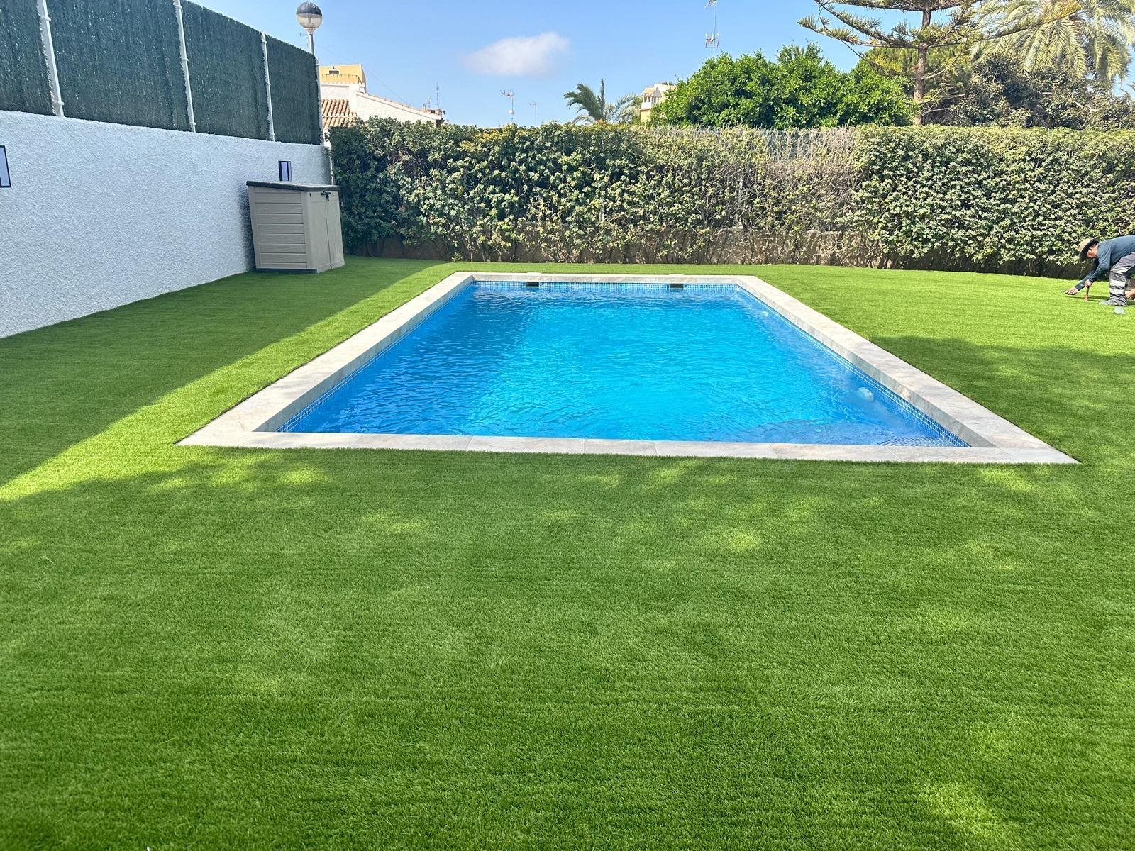 Instalación de césped artificial Solturf junto a piscina