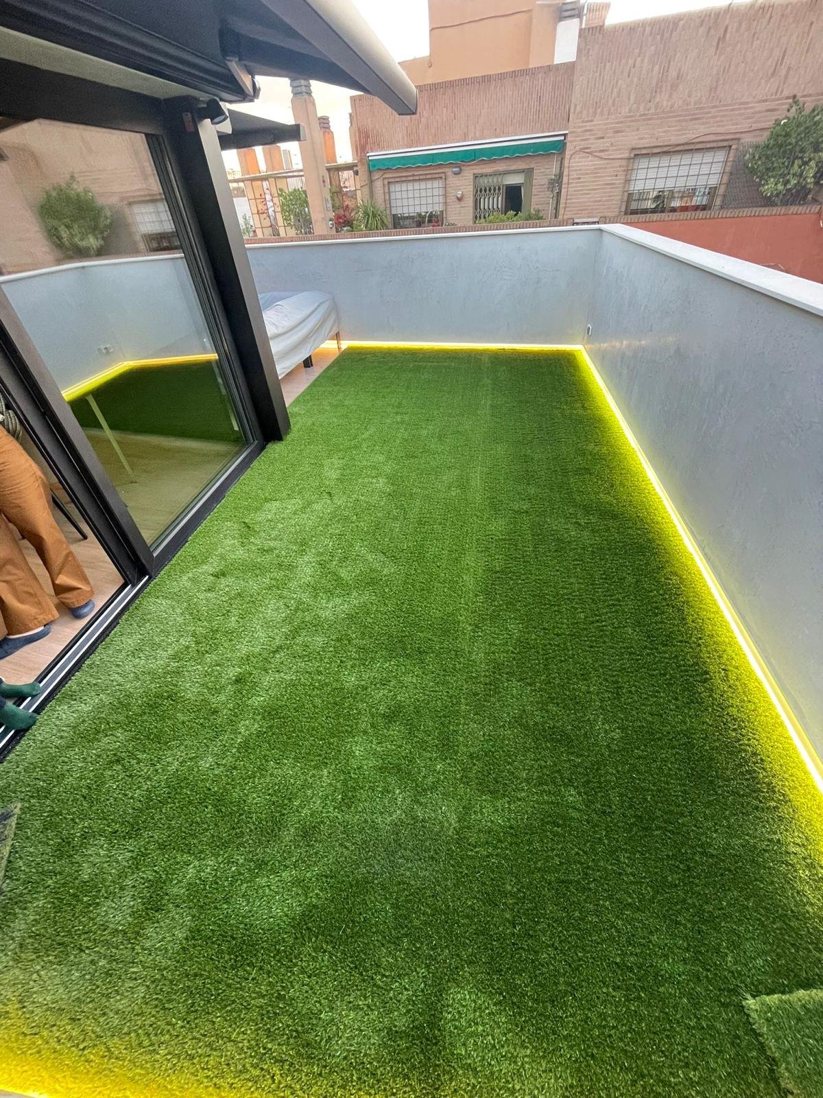 Proyecto de terraza con césped artificial